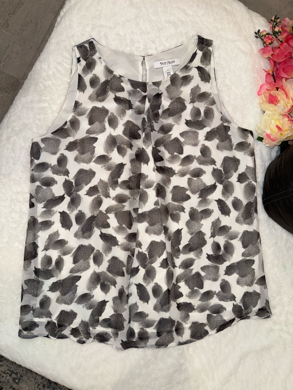 2 x 20$ White House Black Market Black & White Sleeveless Printed Shell Size S